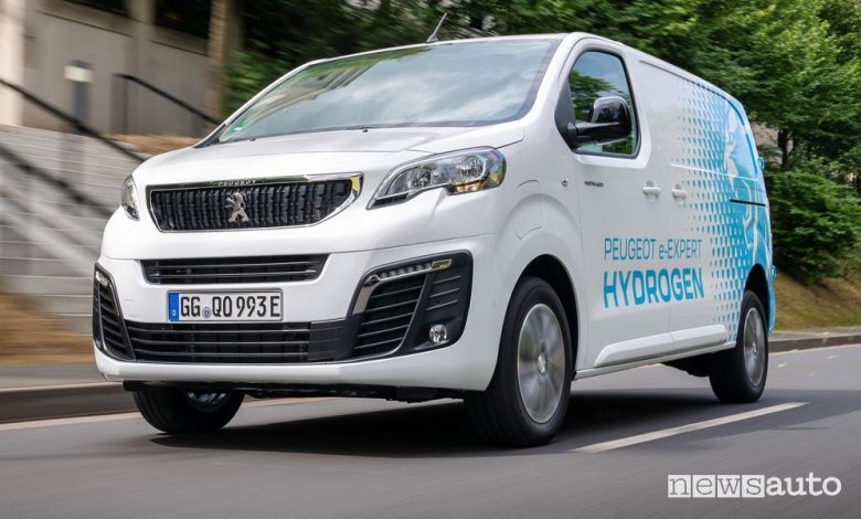 Vista di profilo Peugeot e-Expert Hydrogen su strada