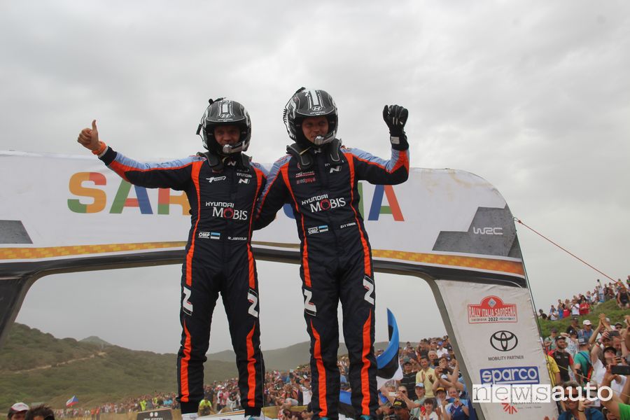Ott Tanak con il copilota e Martin Jarveoja festeggia la vittoria del Rally di Sardegna WRC 2022