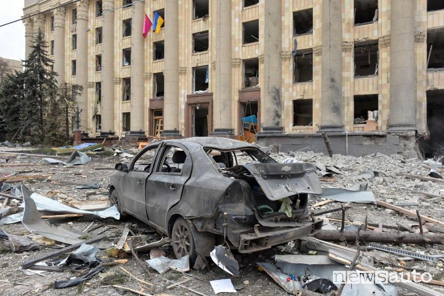 Auto ucraine distrutte nella guerra