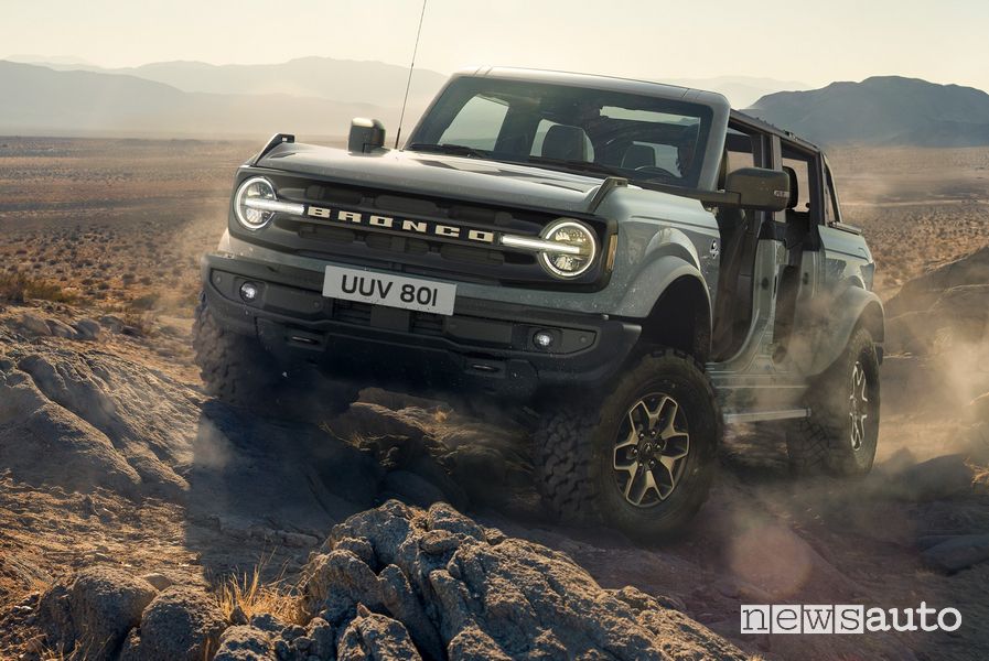 Ford Bronco sulle rocce in off road