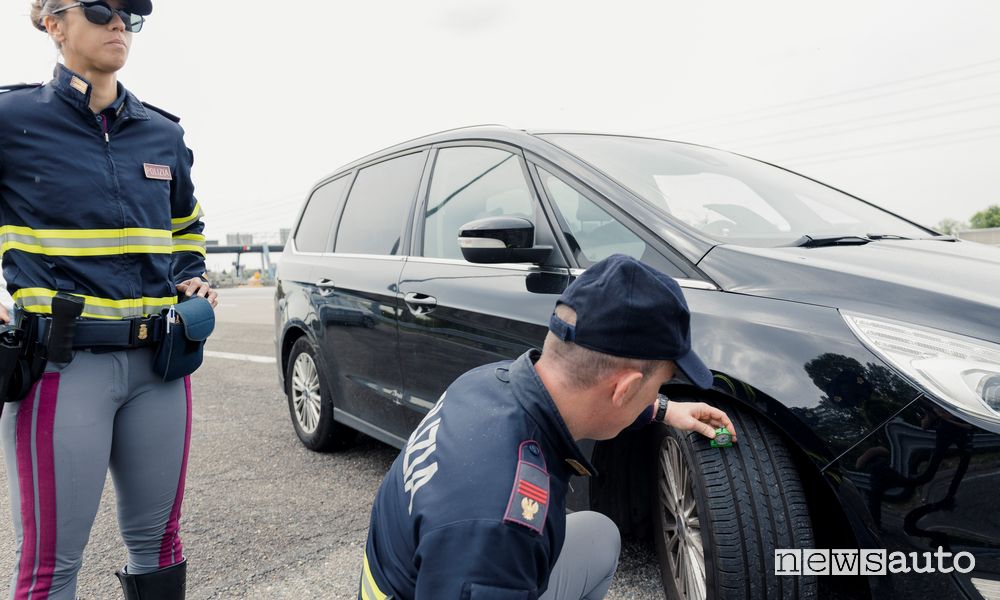 Polizia stradale controllo pneumatici posto di blocco