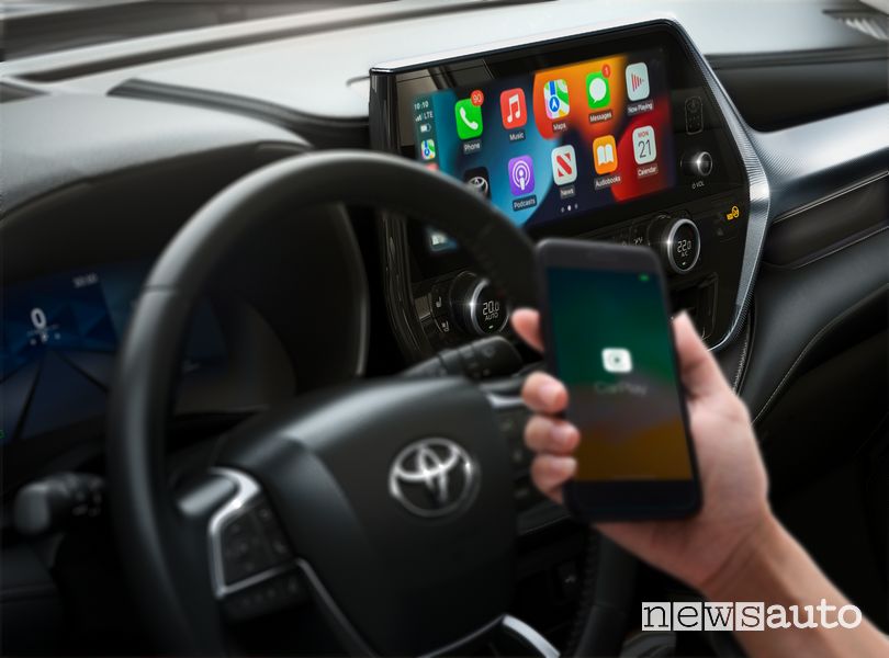 Infotainment con Apple CarPlay su display touchscreen da 12,6"