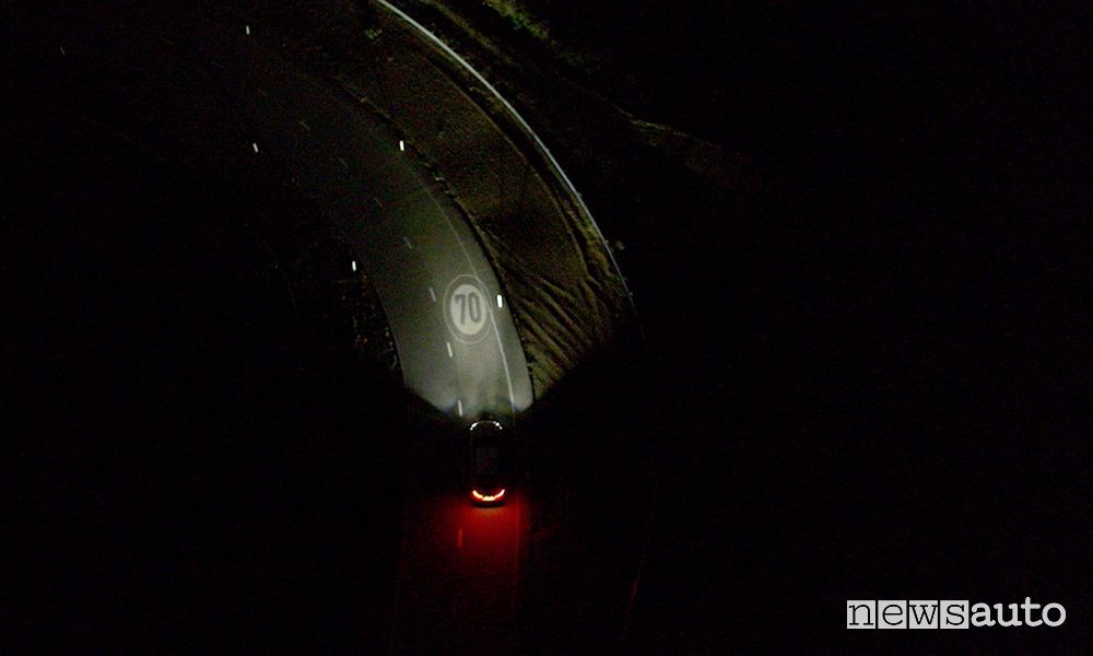 Fari Ford intelligenti, info di guida sull'asfalto