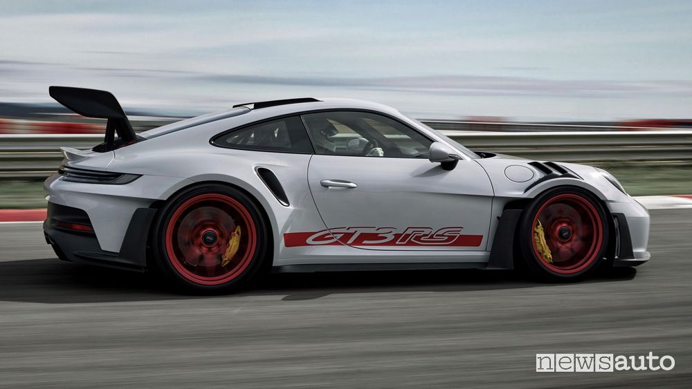 Vista laterale Porsche 911 GT3 RS in pista
