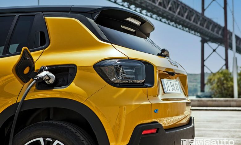 Jeep Avenger B-SUV elettrico in ricarica