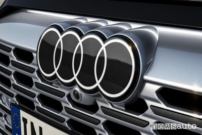 Audi Q8 Sportback e-tron quattro telecamera logo griglia anteriore