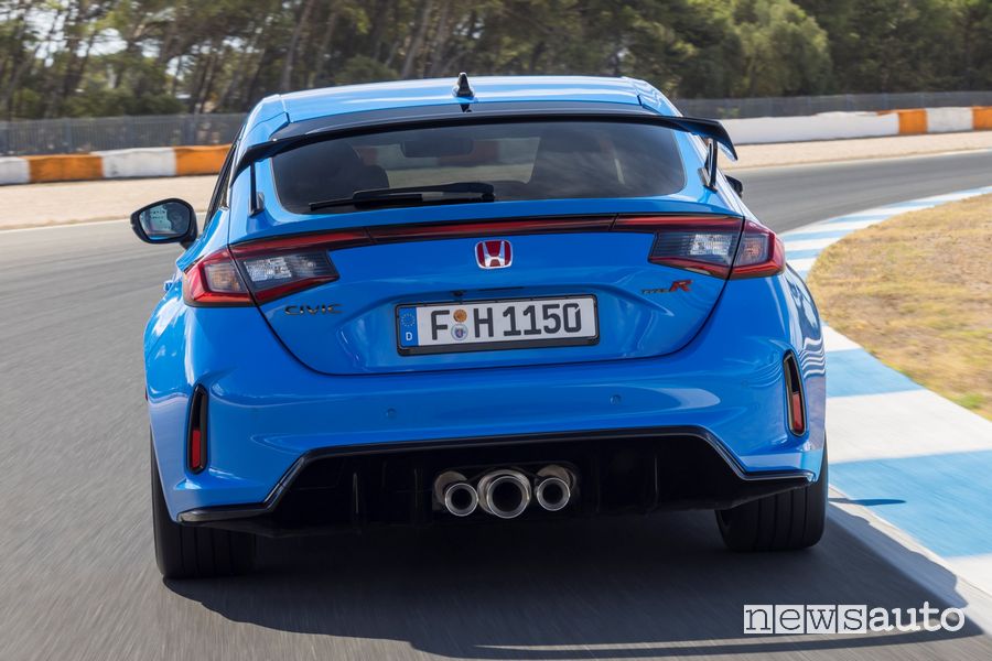 Nuova Honda Civic Type R blue posteriore in pista