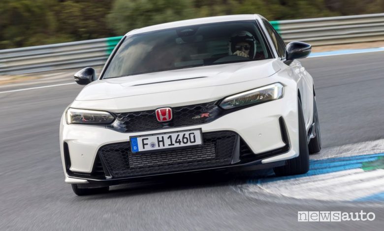 Nuova Honda Civic Type R frontale in pista