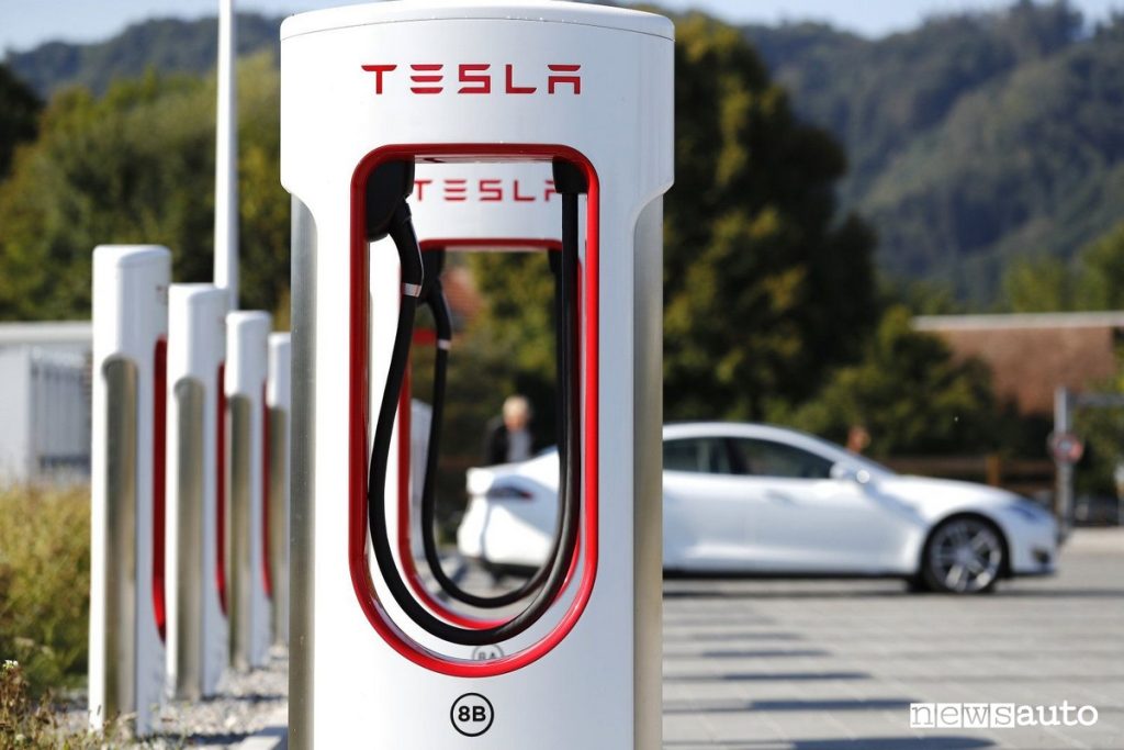 Tesla Supercharger potenza massima fino a 900 kW