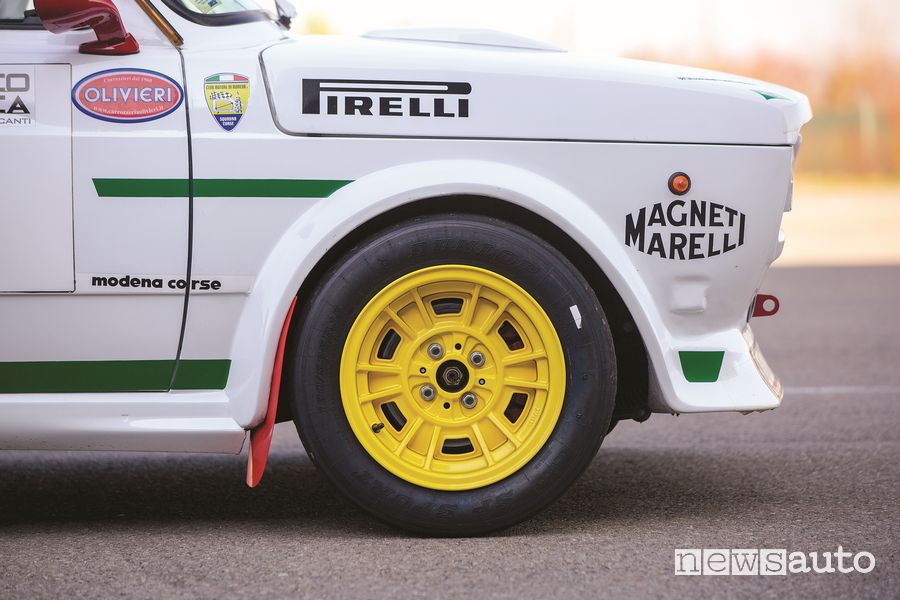 Fiat 127 Top elaborata livrea Alitalia cerchi anteriori pneumatici Dunlop