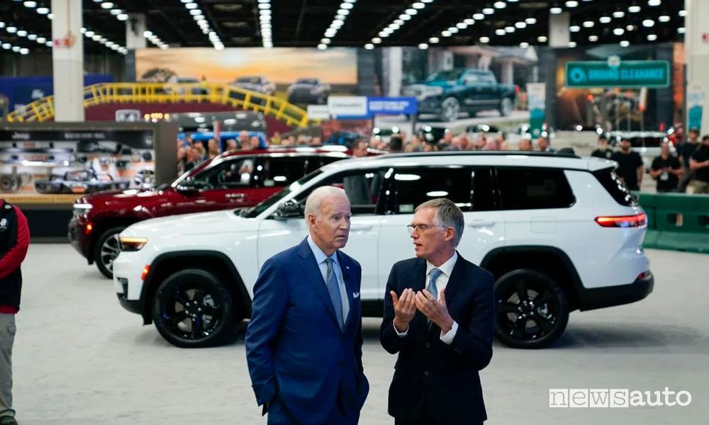 Presidente USA Joe Biden a colloquio con Carlos Tavares (Stellantis) al Salone di Detroit 2022