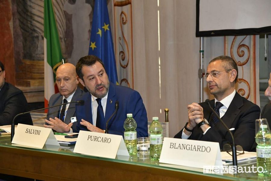 Matteo Salvini, Ministro delle Infrastrutture e della Mobilità Sostenibili
con Il Dott. Toni Purcaro Head of Region Central East Europe & Middle East- Executive Vice President DEKRA Group