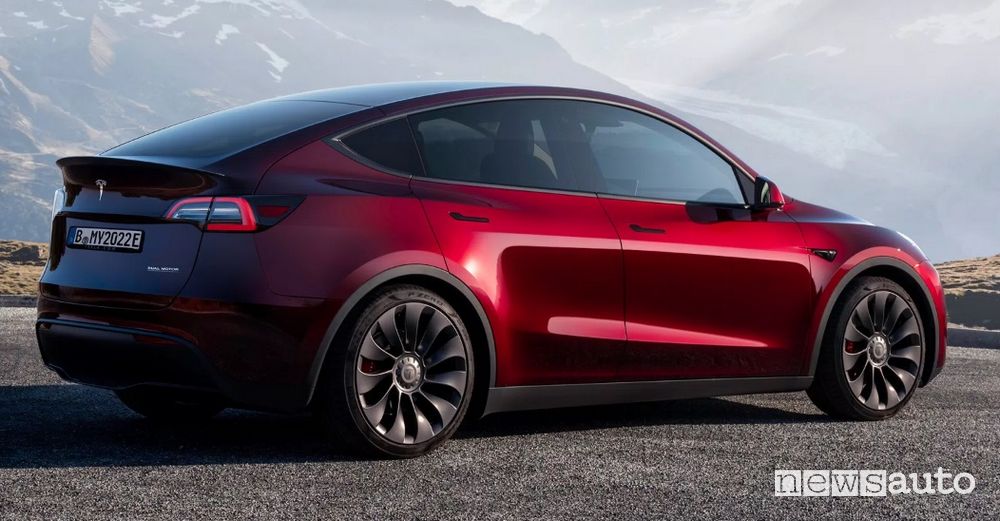 Il SUV Tesla Model Y è l'auto elettrica più venduta a febbraio 2023