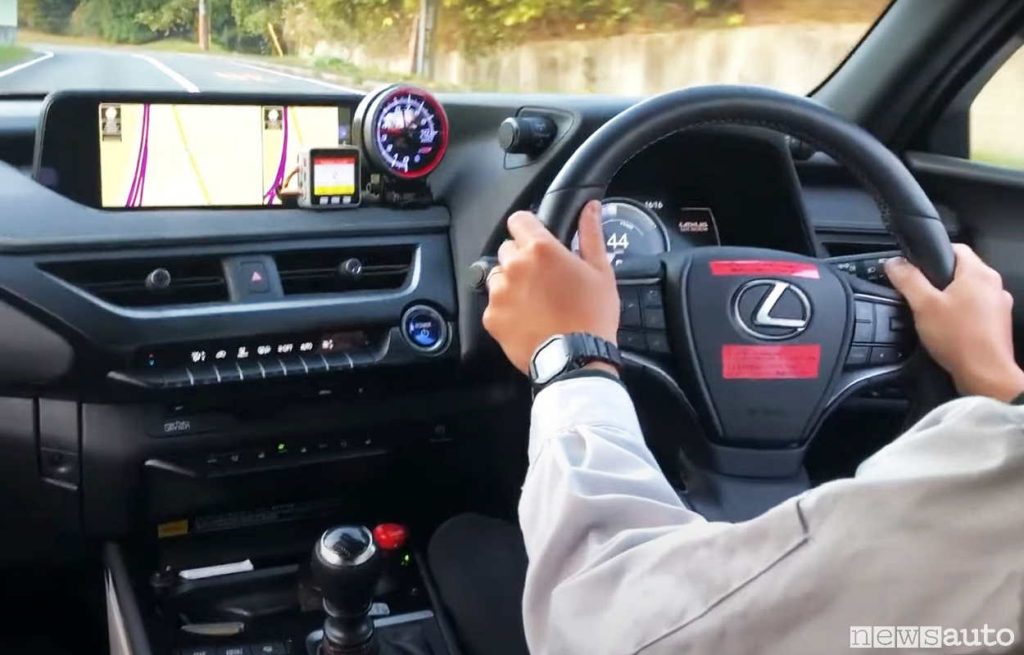 Un'auto elettrica Lexus con tanto di leva del cambio e pedale della frizione per simulare la guida con anche un vero cambio di velocità