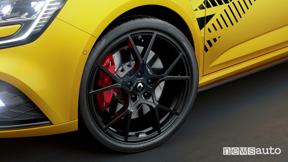 Renault Mégane RS Latest 19 rims" and Brembo brake system