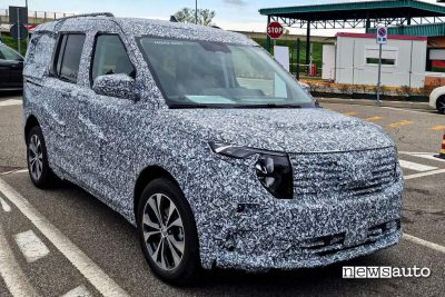 anteriore Ford Transit Courier 2023 foto spia