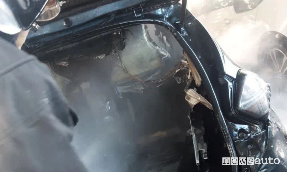 Incendio auto elettrica a Roma