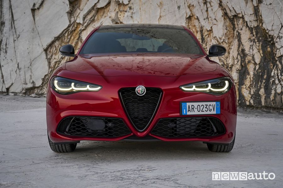 Alfa Romeo Giulia 2023 nuovi fari a LED e firma luminosa