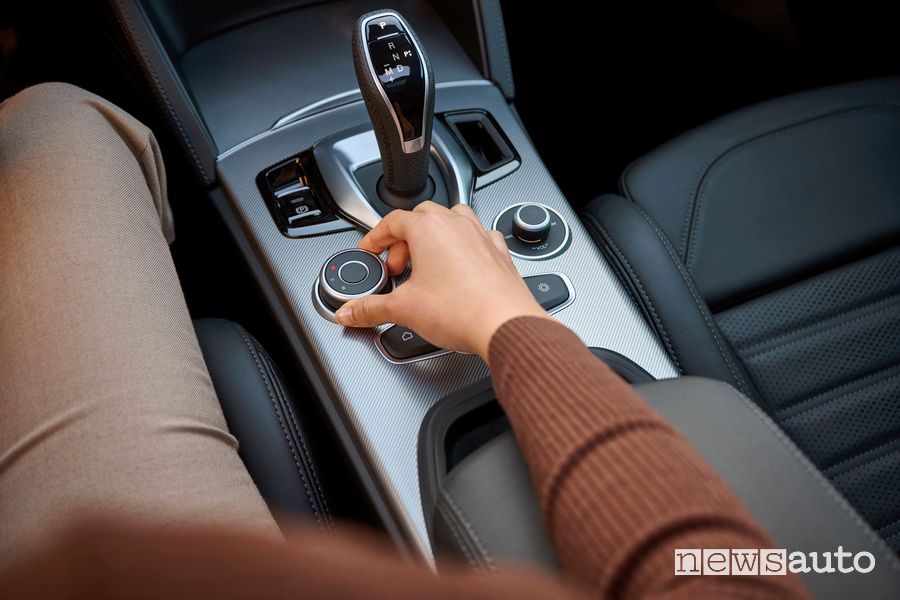 Nuova Alfa Romeo Stelvio 2023 console abitacolo
