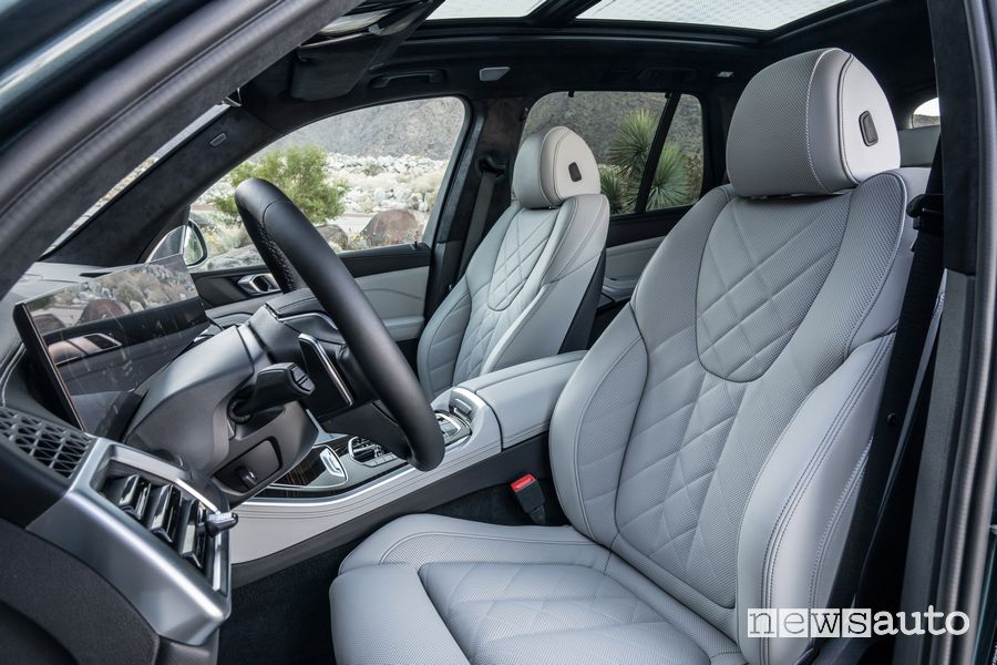 Nuova BMW X5 xDrive50e sedili anteriori abitacolo