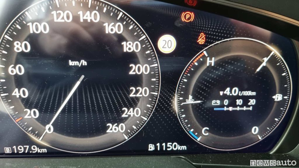 Display velocità e consumi della Mazda CX-60 record bassi consumi 