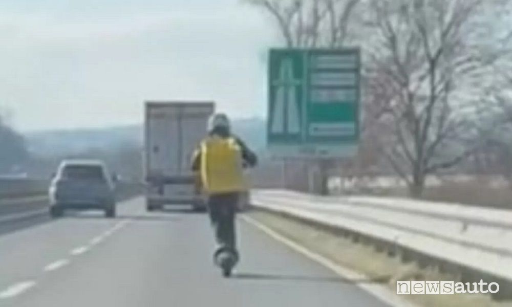 Monopattino a 100 km/h in tangenziale, video