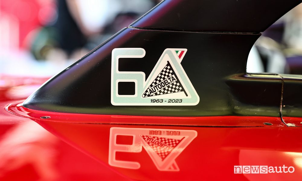 logo del 60 anni di Autodelta sulla monoposto F1 Alfa Romeo C43 