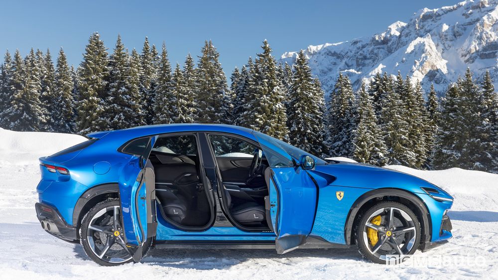 Ferrari Purosangue blu laterale portiere aperte
