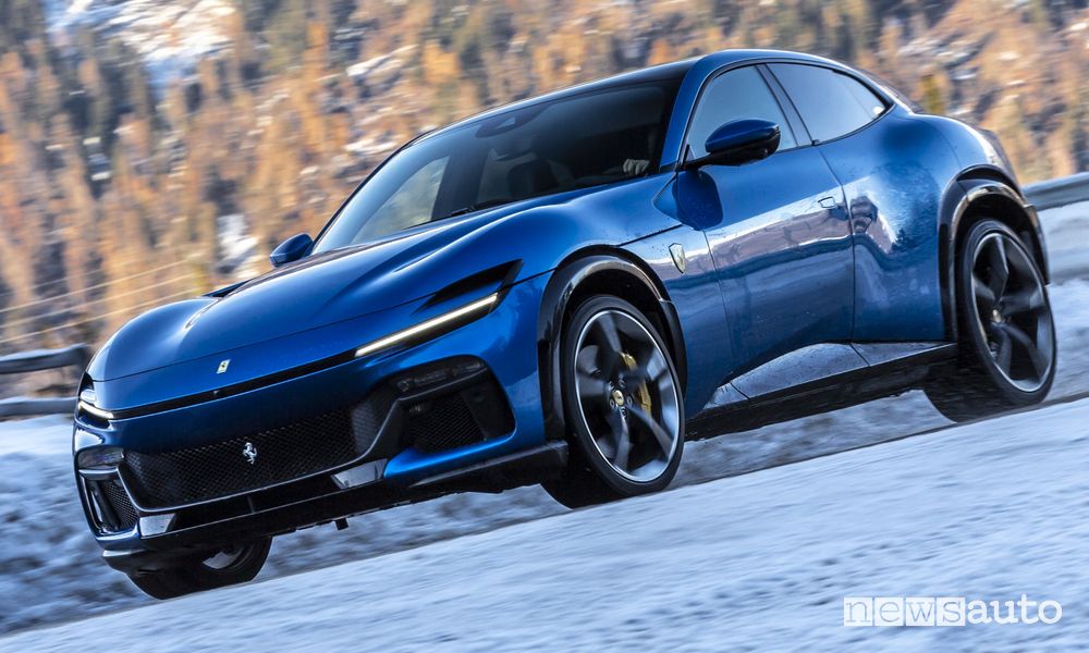 Ferrari Purosangue blu in movimento sulla neve