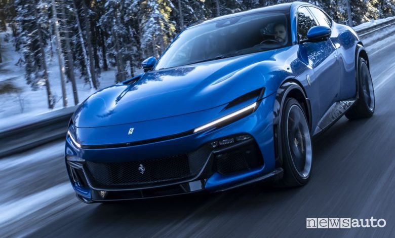 Ferrari Purosangue blu in movimento sulla neve
