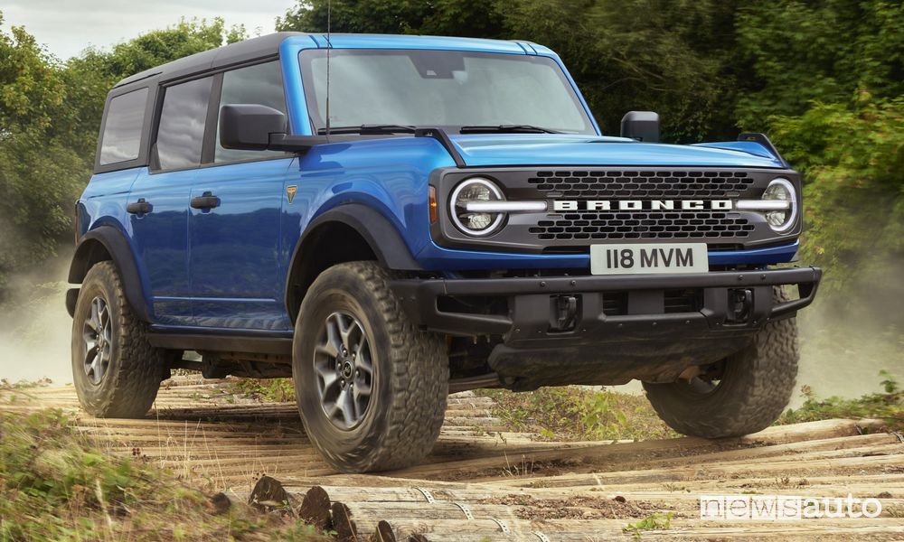Ford Bronco Badlands in off road sui tronchi
