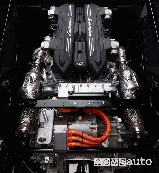 Lamborghini trazione ibrida plug-in motore termico ed elettrico anteriore