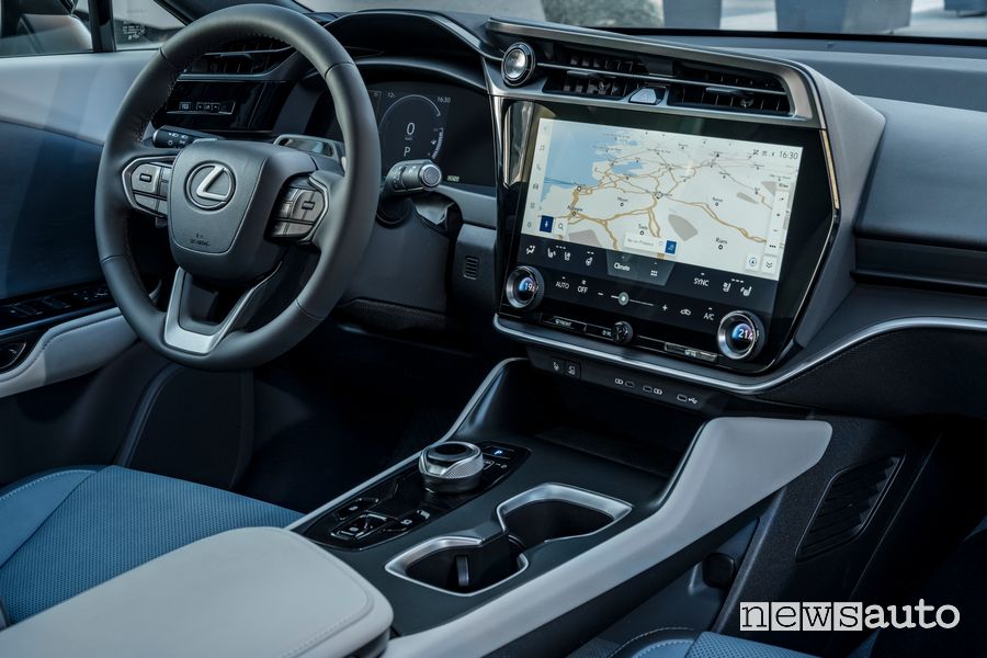 Lexus RZ 450e display navigatore abitacolo