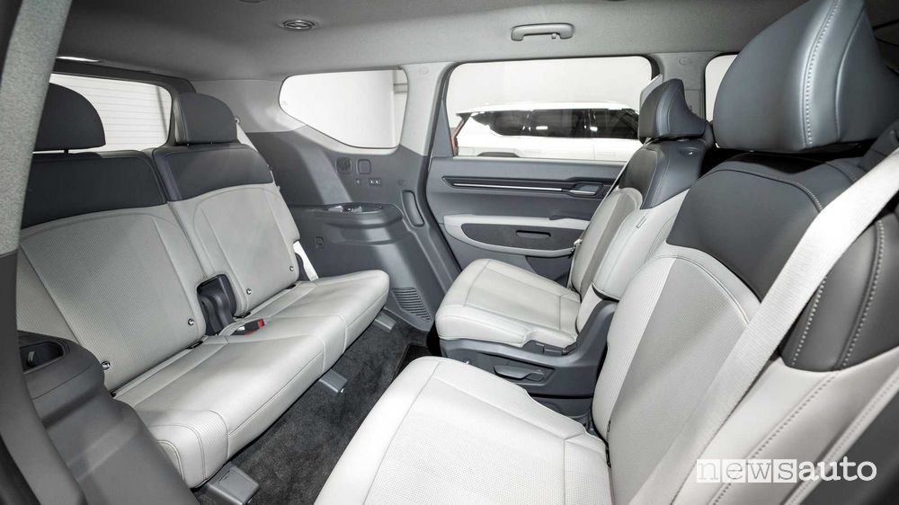 Kia EV9 abitacolo con sedili posteriori girevoli 180°