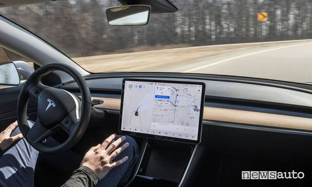 Autopilot di Tesla un sistema software di guida autonoma di livello 3