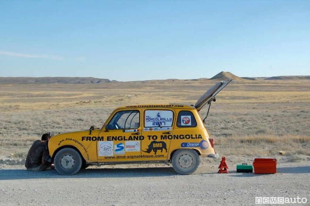 Una Renault 4 impegnata al Mongol Rally un'altra gara di avventura con partenza dalla Gran Bretagna per concludersi in Siberia, in Russia.