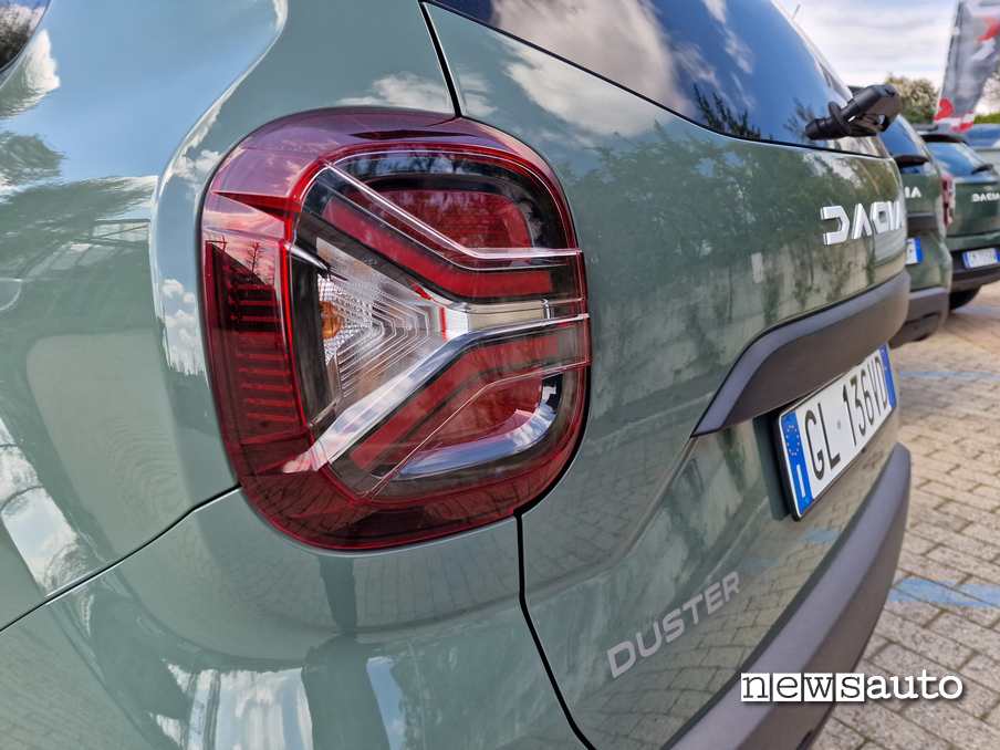 Dacia Duster Eco-G 2023 fari posteriori