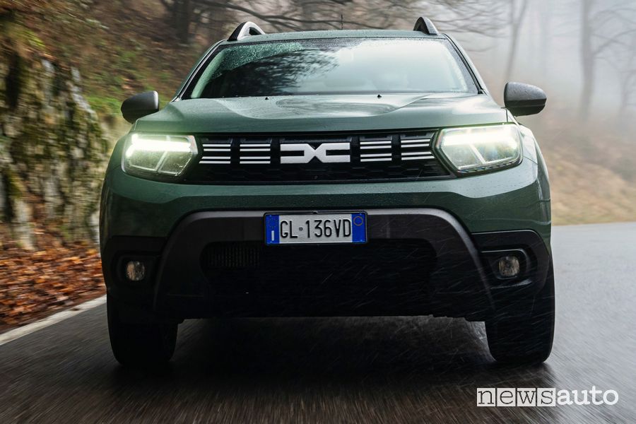 Dacia Duster Eco-G GPL frontale su strada