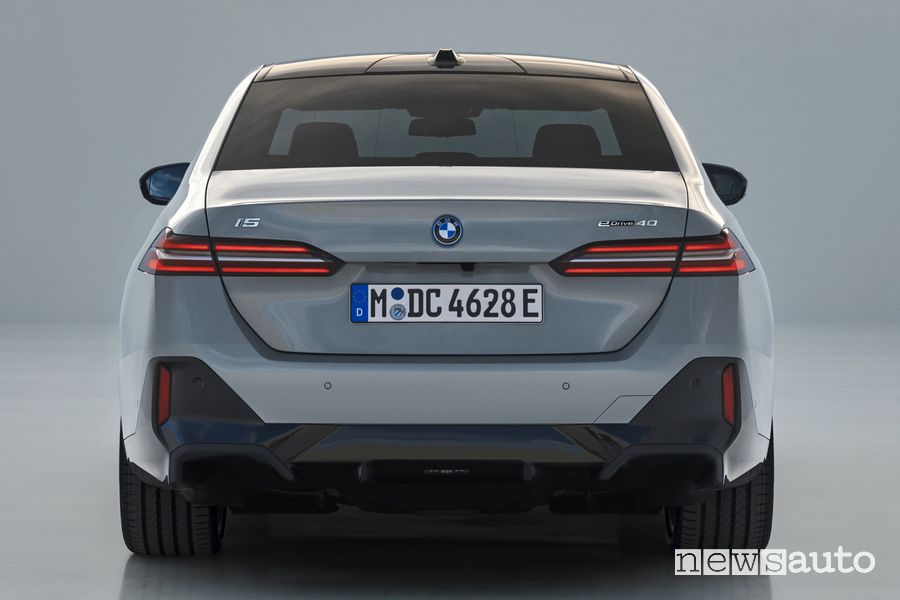 BMW i5 eDrive40 elettrica paraurti posteriore