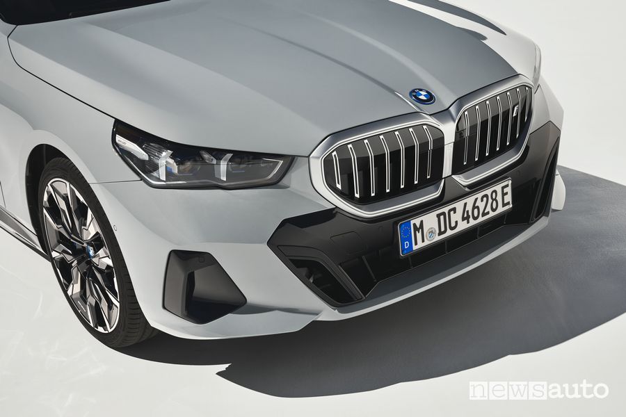 BMW i5 eDrive40 elettrica paraurti anteriore