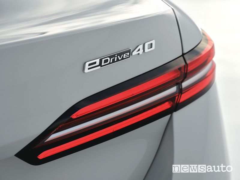 BMW i5 eDrive40 elettrica fari posteriori firma luminosa
