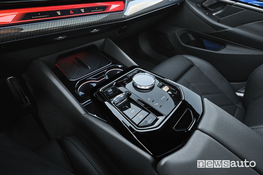BMW i5 M60 xDrive elettrica comandi console centrale
