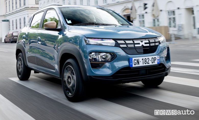 Dacia Spring Extreme anteriore 3/4 su strada