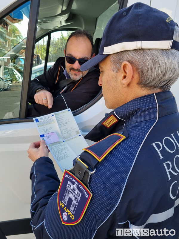 Polizia Municipale Roma Capitale controlla libretto di circolazione 