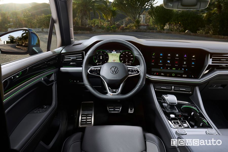 Volkswagen Touareg R-Line plancia abitacolo