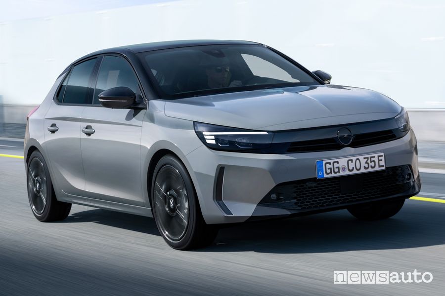 Nuova Opel Corsa Electric 2023 restyling su strada