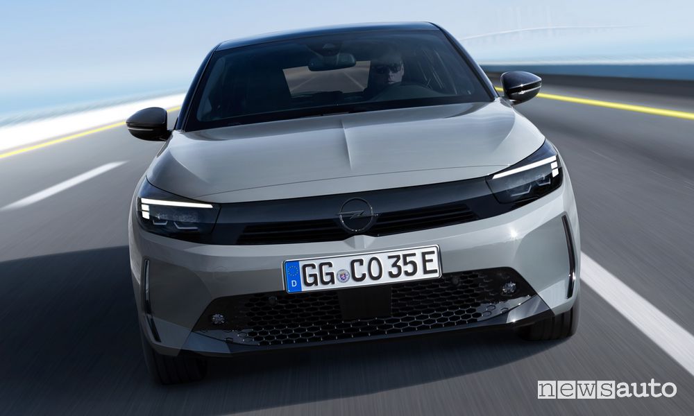 Nuova Opel Corsa Electric 2023 restyling frontale su strada