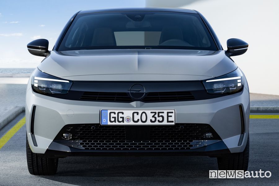 Nuova Opel Corsa Electric 2023 restyling frontale