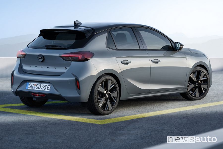 Nuova Opel Corsa Electric 2023 restyling posteriore 3/4