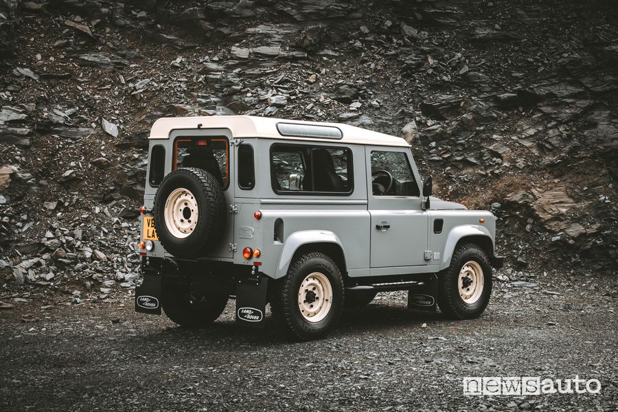 Land Rover Defender Works V8 Islay Edition posteriore 3/4